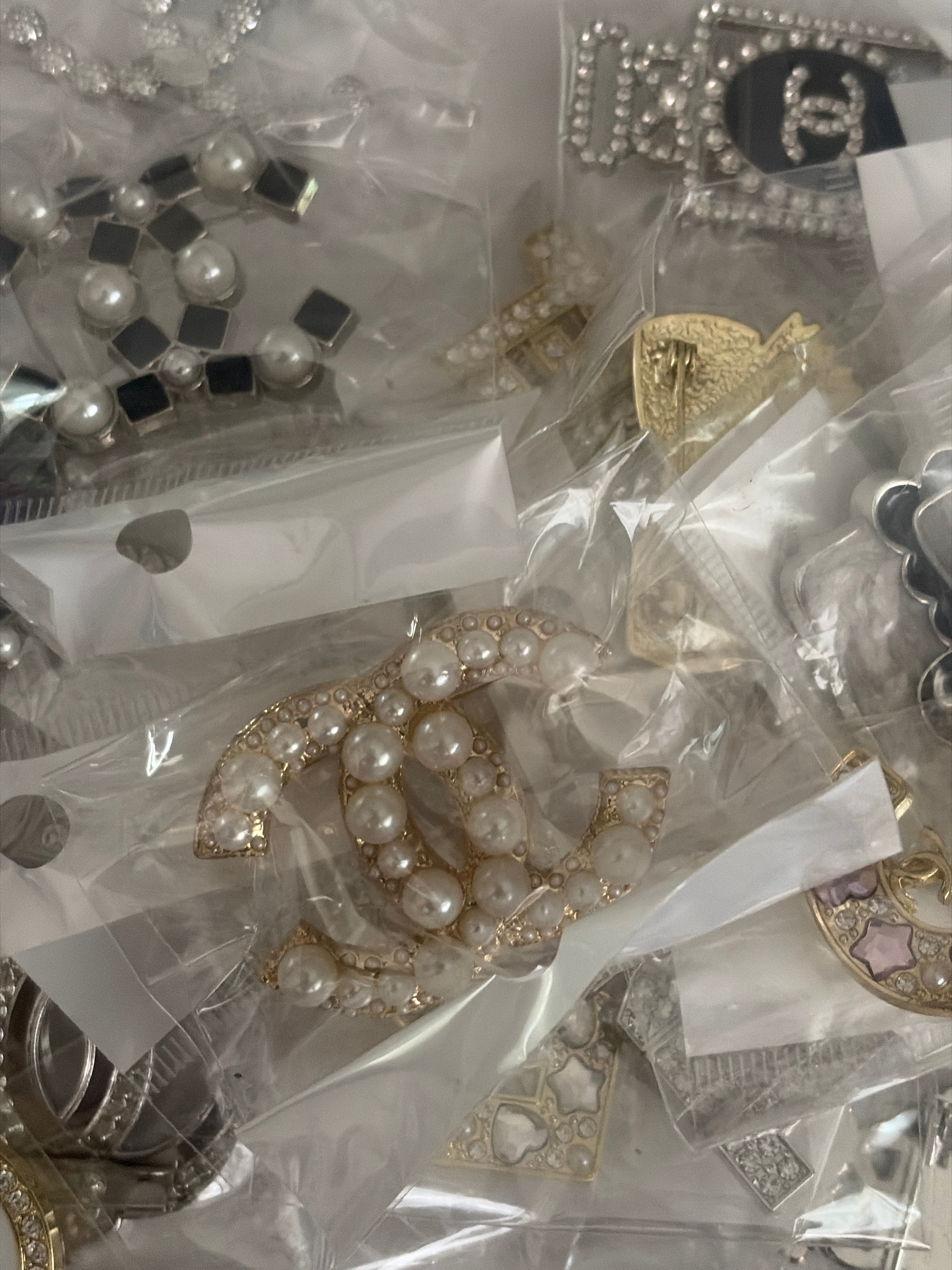 Brooches mixed pack